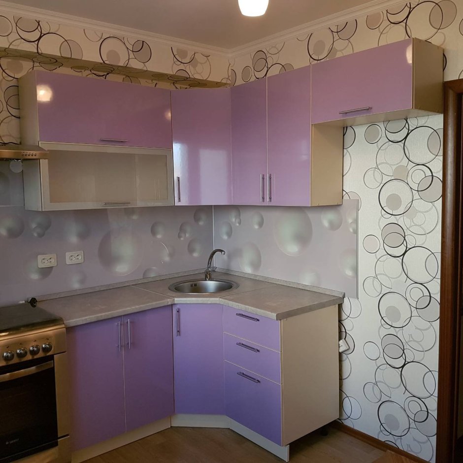Кухня для маленькой кухни в фиолетовом цвете