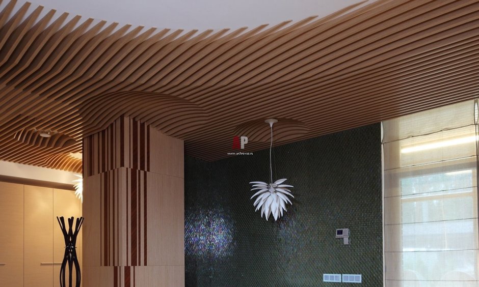 Потолок декорированный рейками