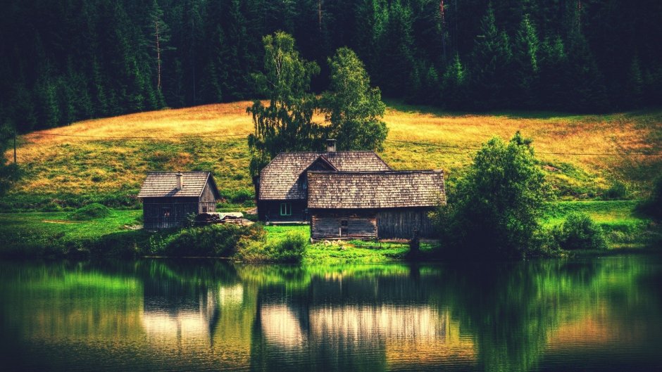 Изба в деревне у реки