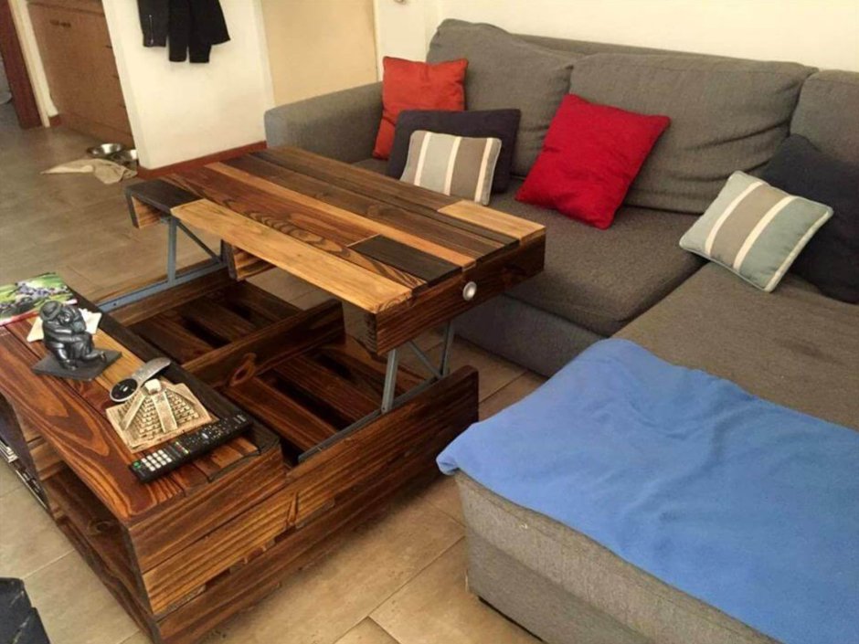 Деревянный столик из палета