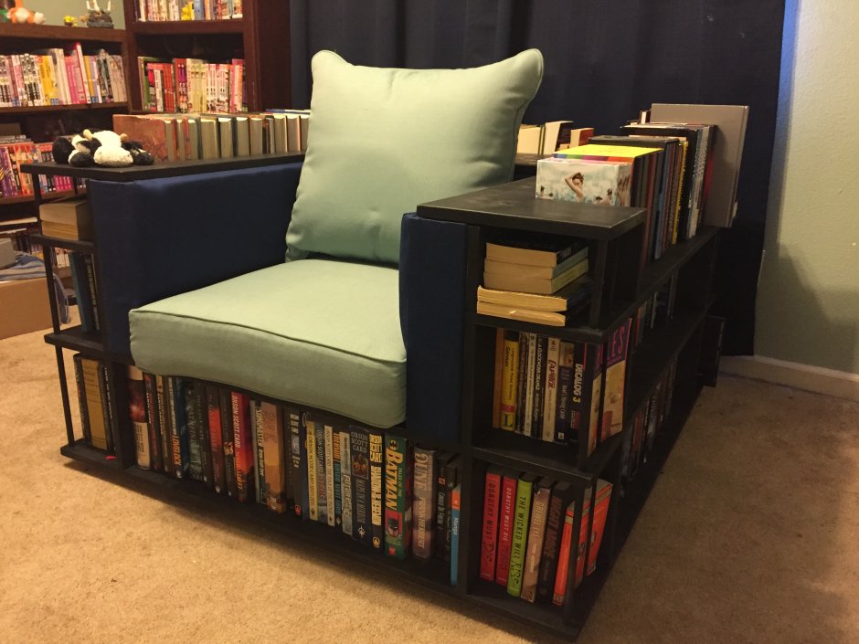 Кресло с книжными полками