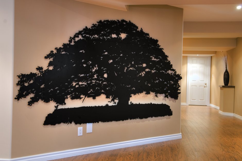 Дерево с подсветкой на стену