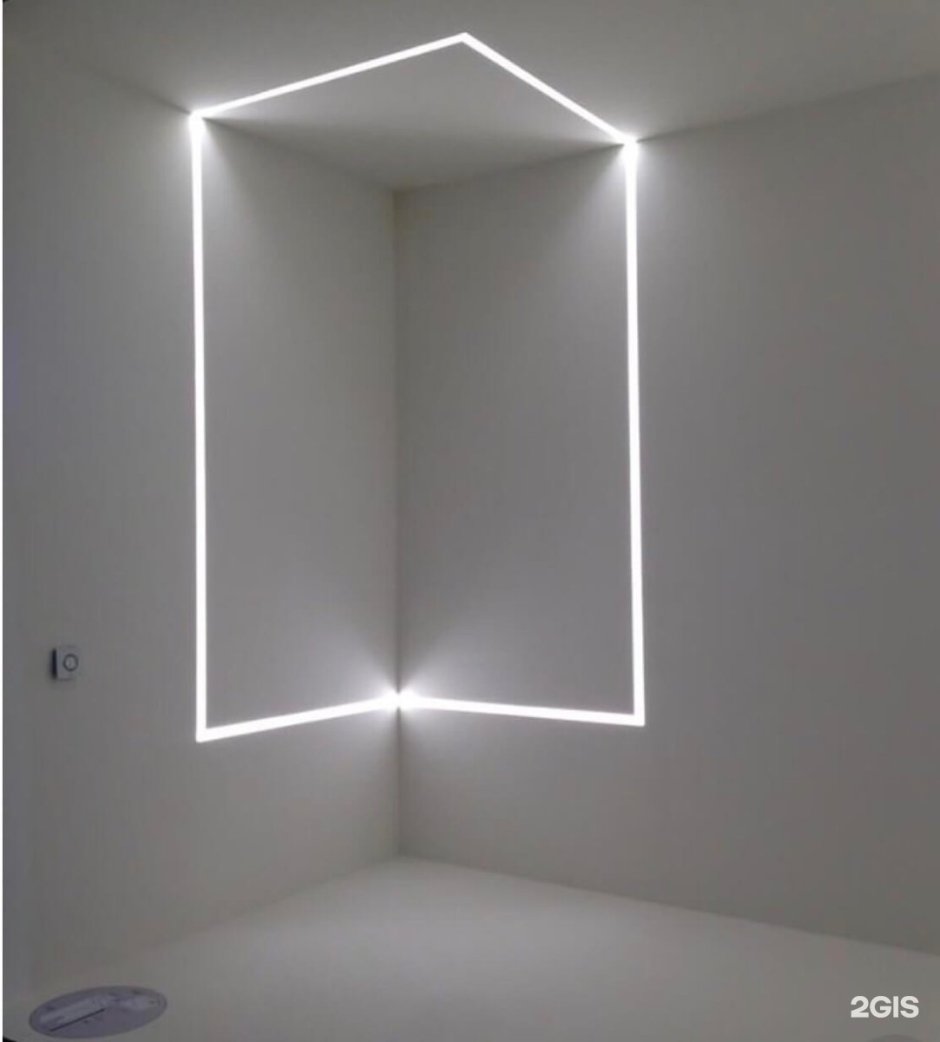 Потолочный светильник для подсветки стены