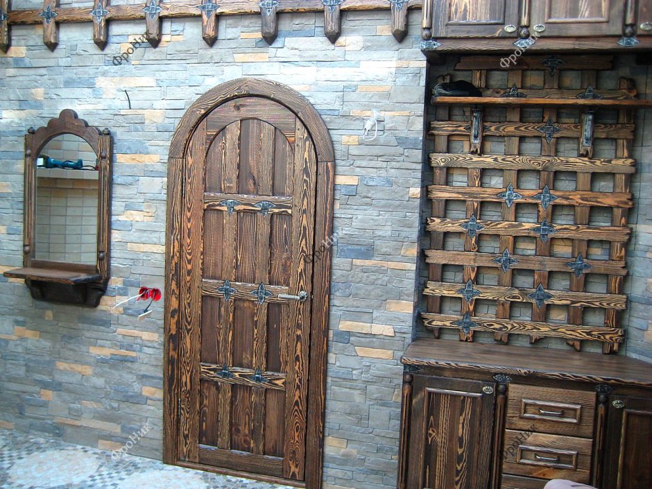 Уличная дверь под старину из дерева