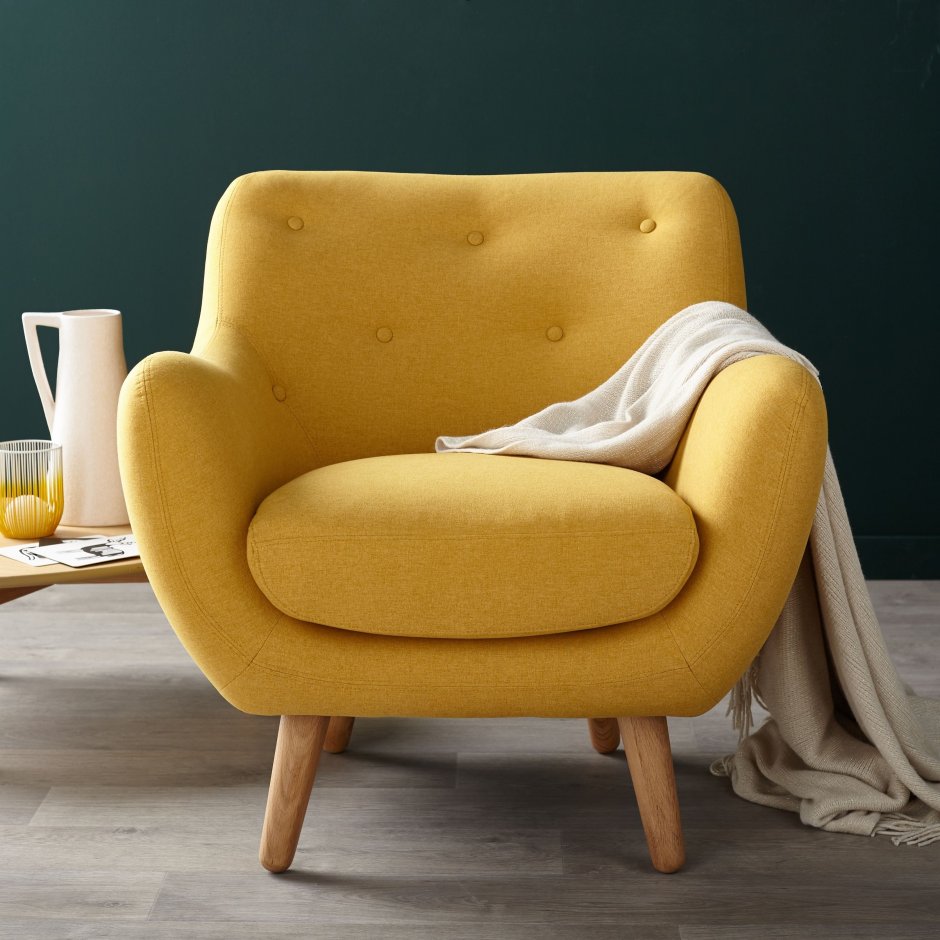 Кресло желтого цвета