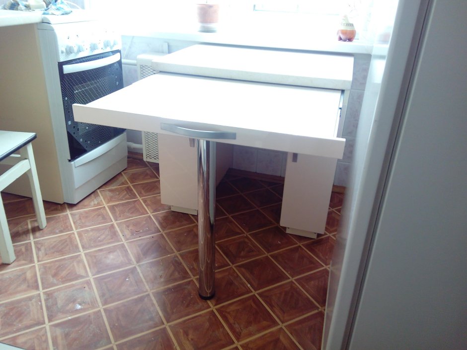 Выдвижной кухонный стол для маленькой