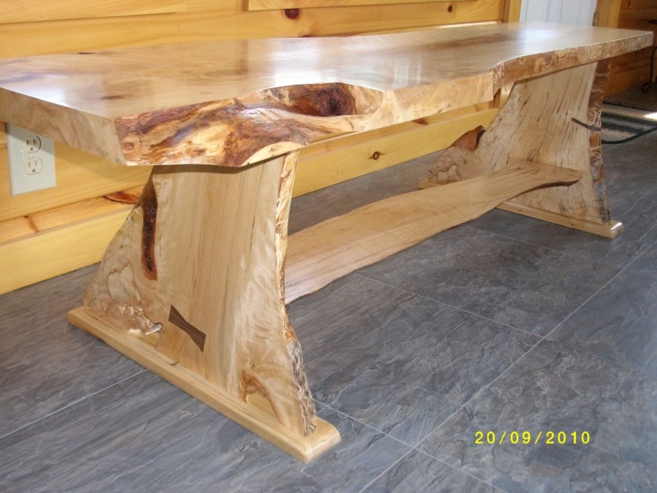 Деревянный стол с ножками из бревна