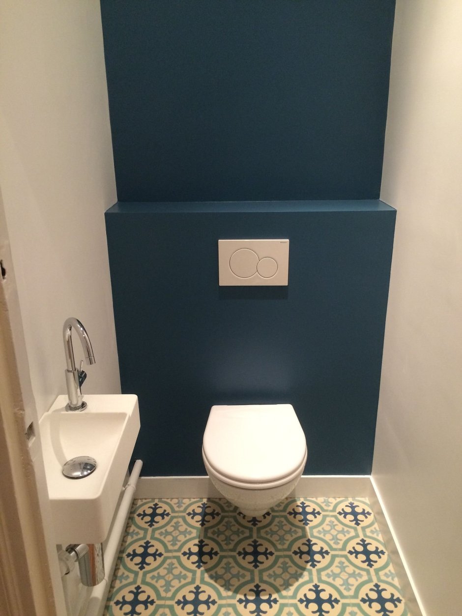 Туалет в голубом цвете с инсталляцией