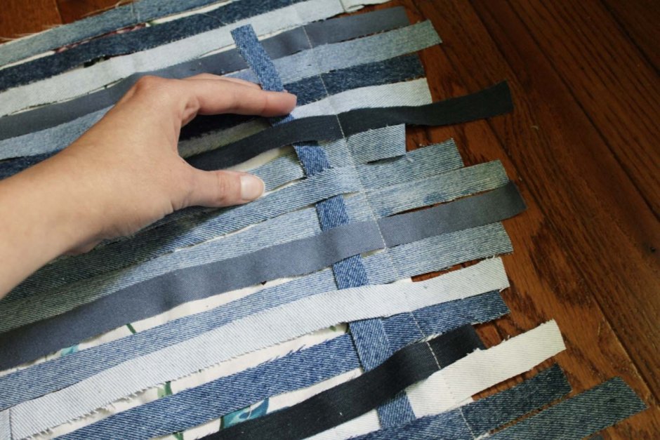 Плетеный коврик из джинсовых полосок