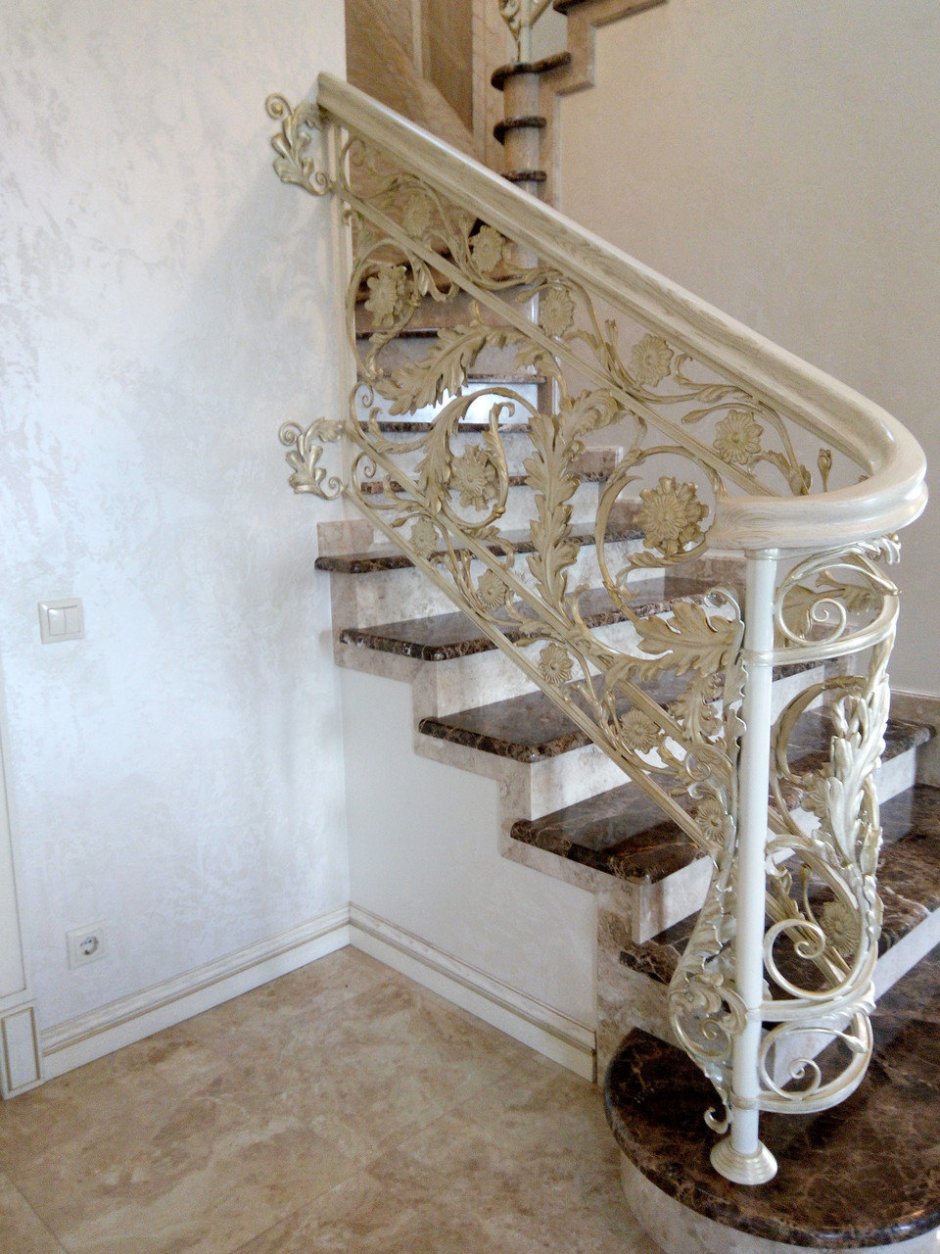Кованная лестница белая