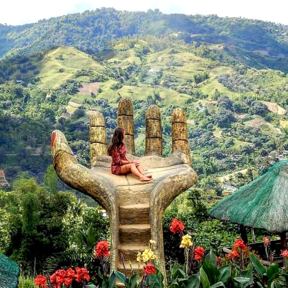 Смотровая площадка в цветочном саду СИРАО на Филиппинах.