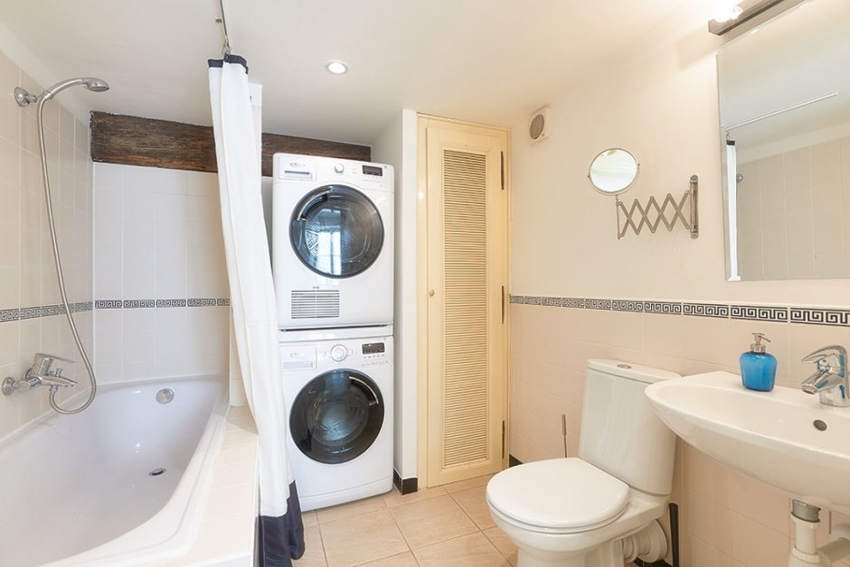 Ванная комната с сушильной машиной и стиральной машиной