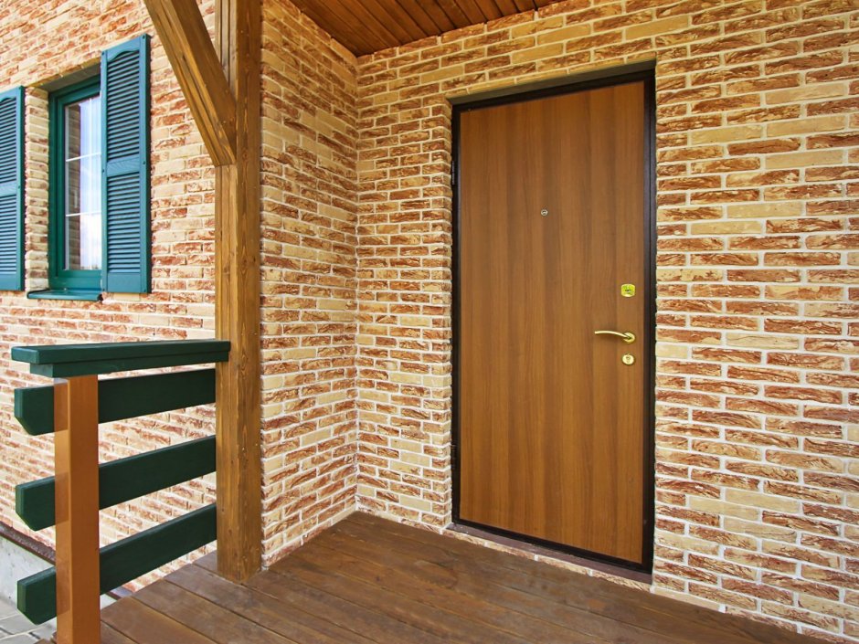 Металлическая входная дверь в каркасный дом