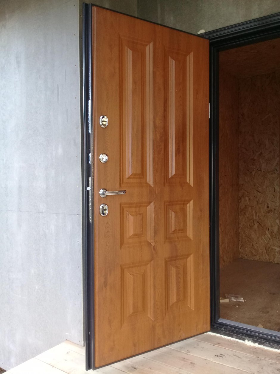 Входная дверь в панельном доме