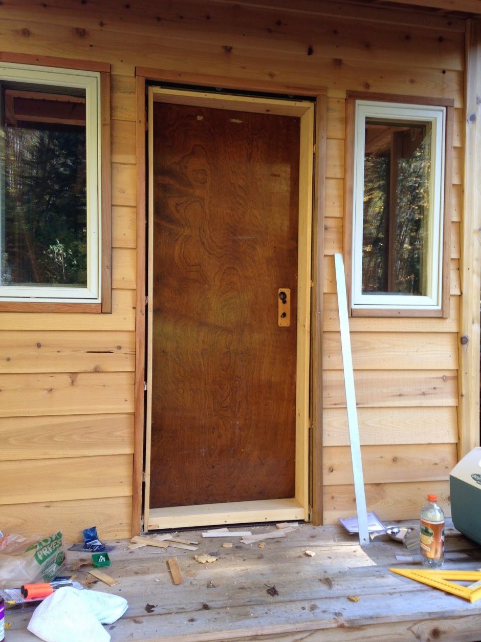 Монтаж входной двери в деревянном доме