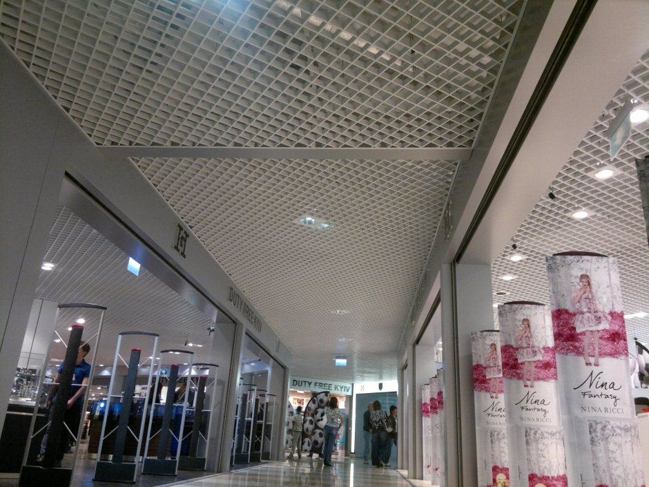 Потолок в торговом центре