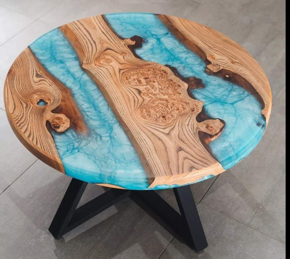 Деревянный стол с эпоксидкой