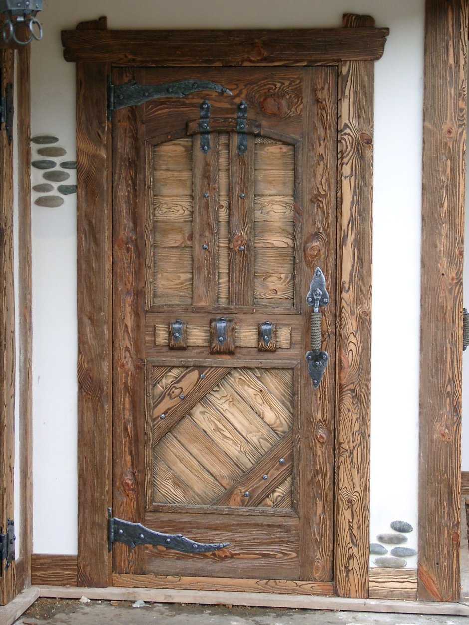 Двери состаренные деревянные