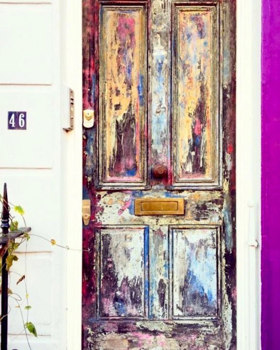 Перекрашенные старые двери