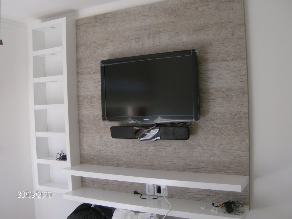 Телевизор на стене и полка снизу
