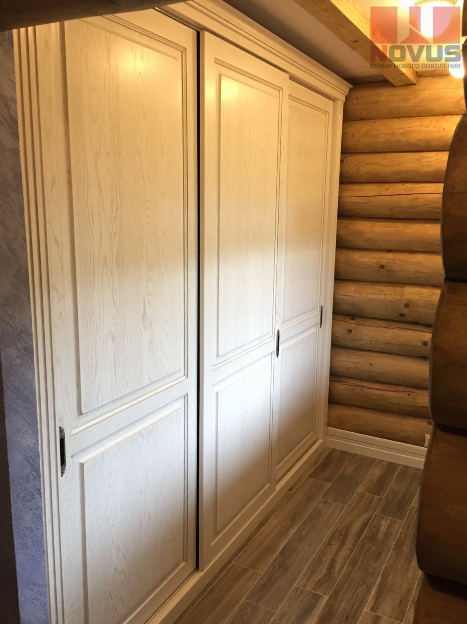 Встроенный шкаф в бревенчатом доме