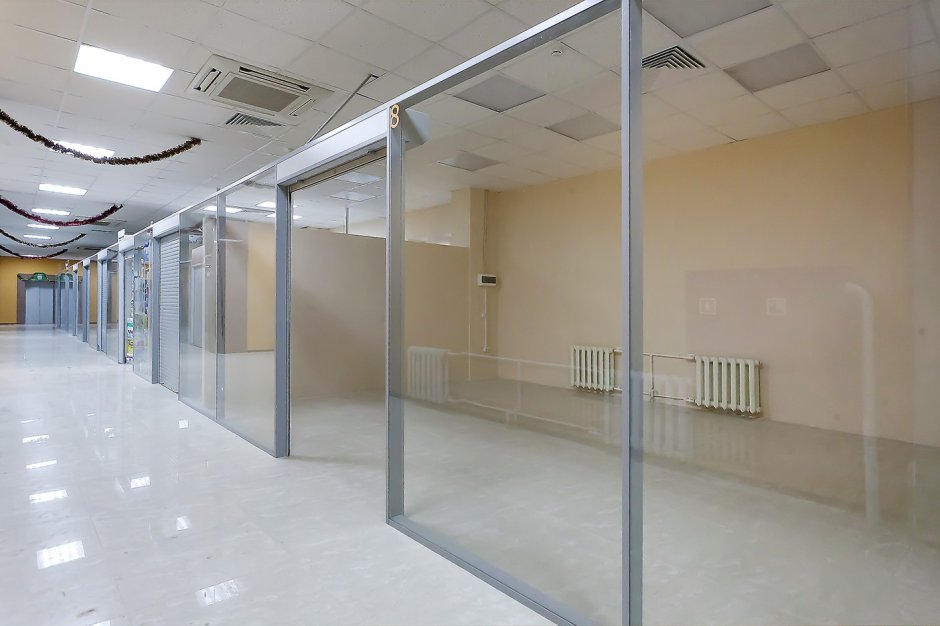 Цельностеклянные перегородки в ТЦ