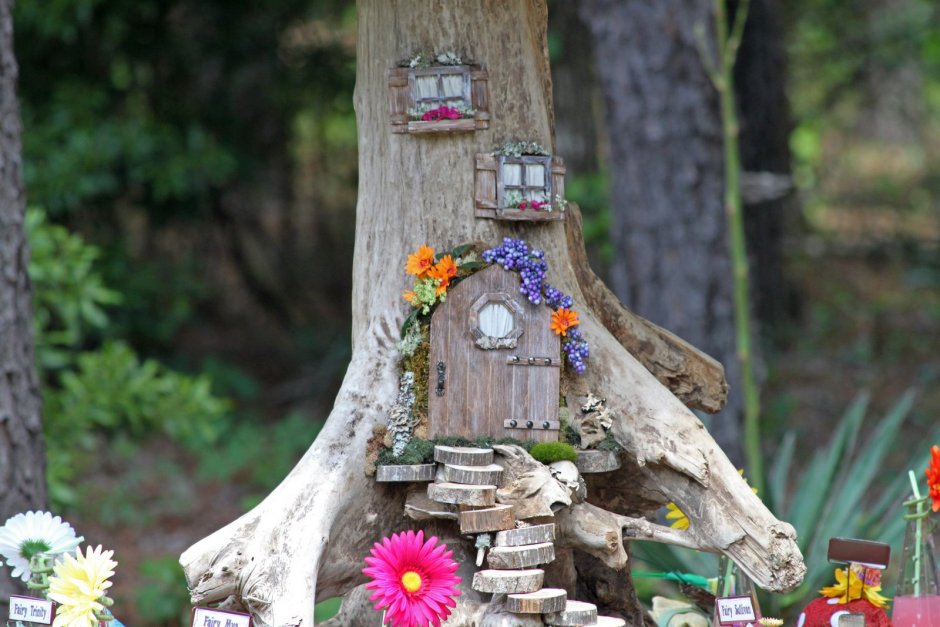 Миниатюрный домик на стволе дерева