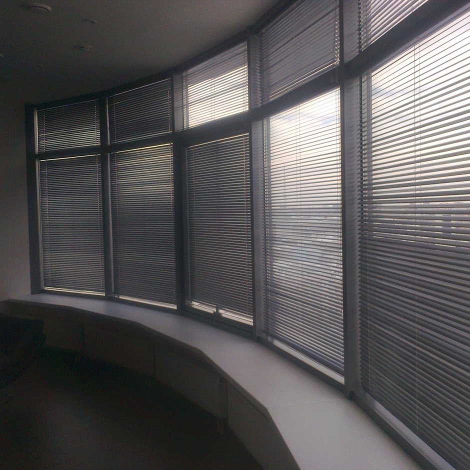 Серые жалюзи на лоджии