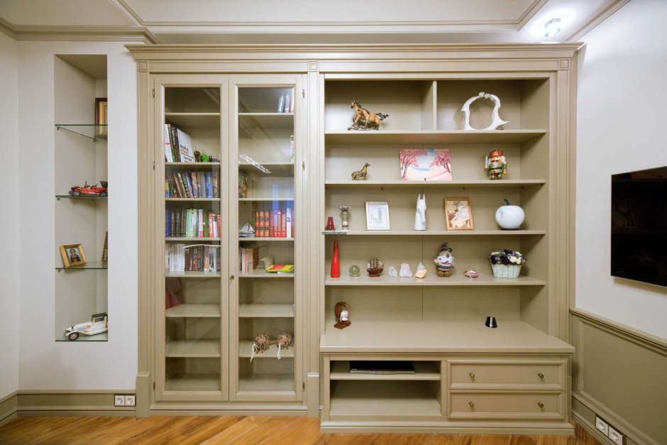 Встроенный книжный шкаф в нише