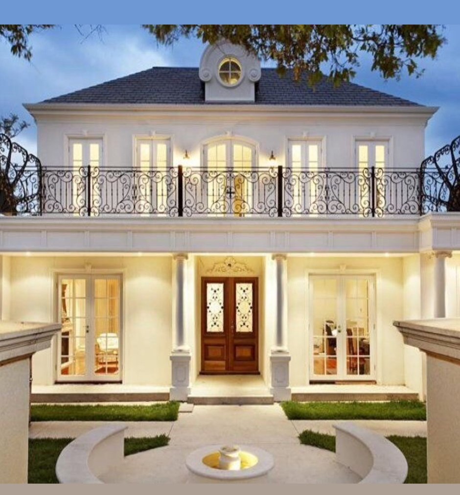 Pseudo-Southern-Mansion facade of "the Oak" on West College Avenue.