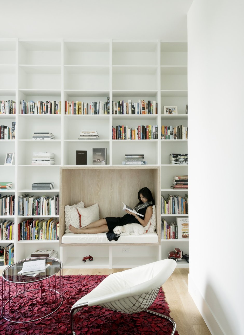 Книжный стеллаж в спальне