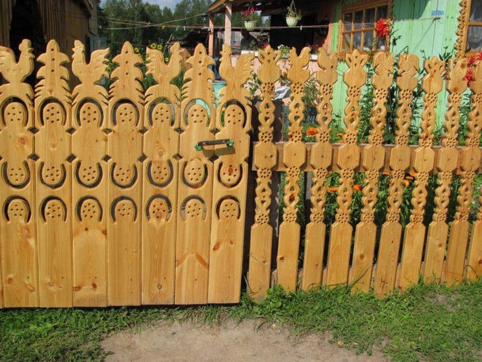 Резной деревянный забор