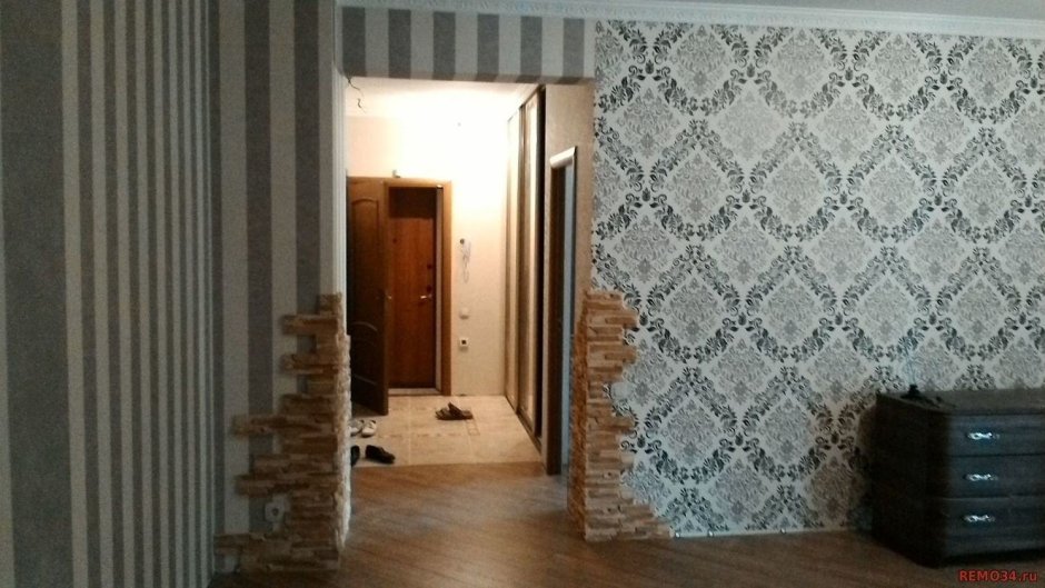 Обои для неровных стен в прихожей
