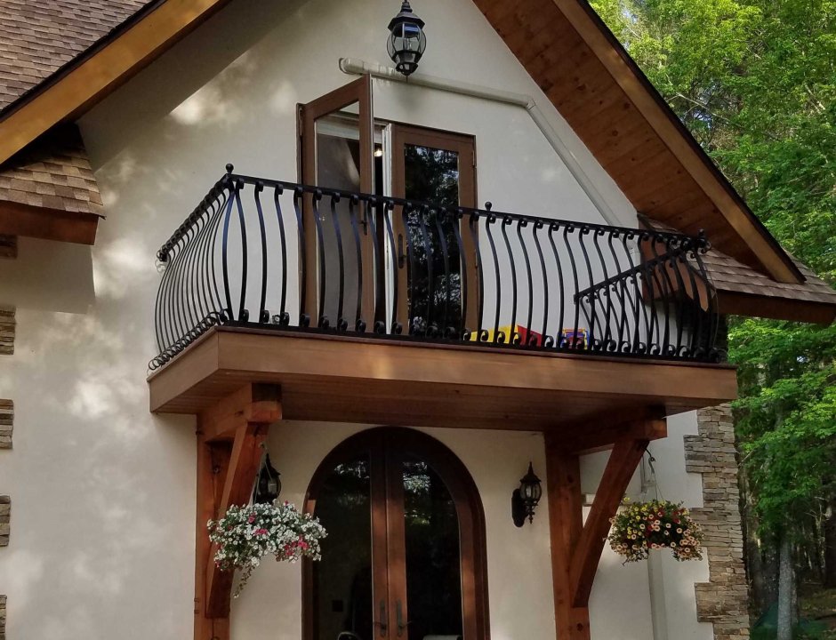 Деревянный балкон в частном доме