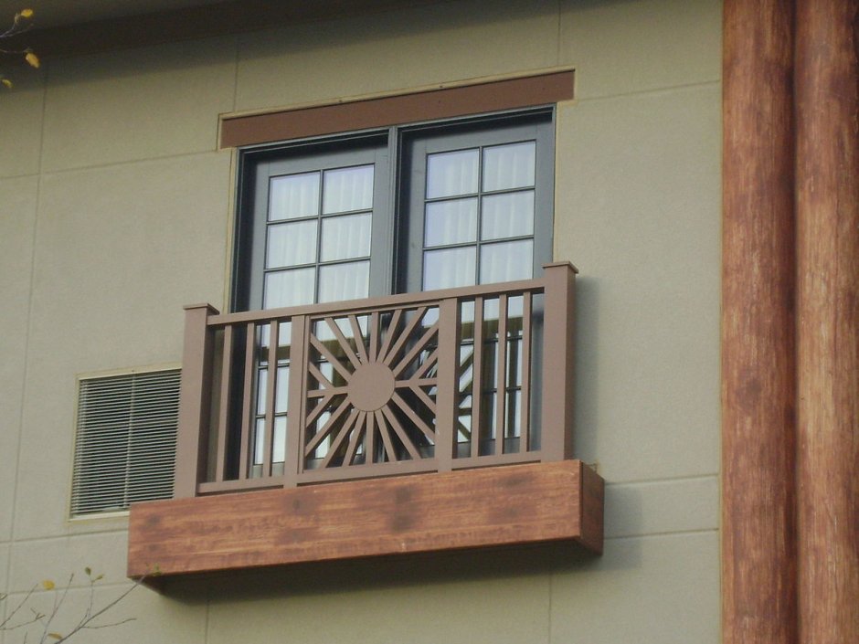 Французский балкон с деревянным ограждением