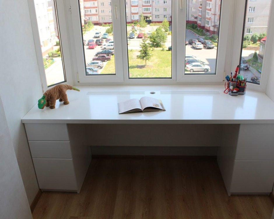 Детский стол у подоконника