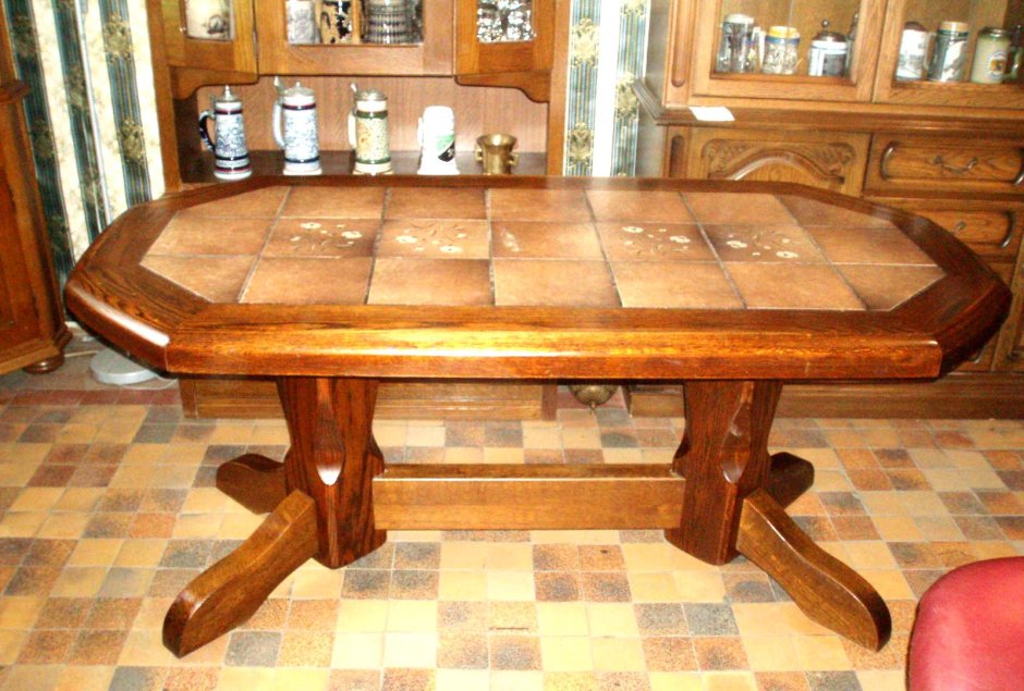 Деревянный стол с плиткой