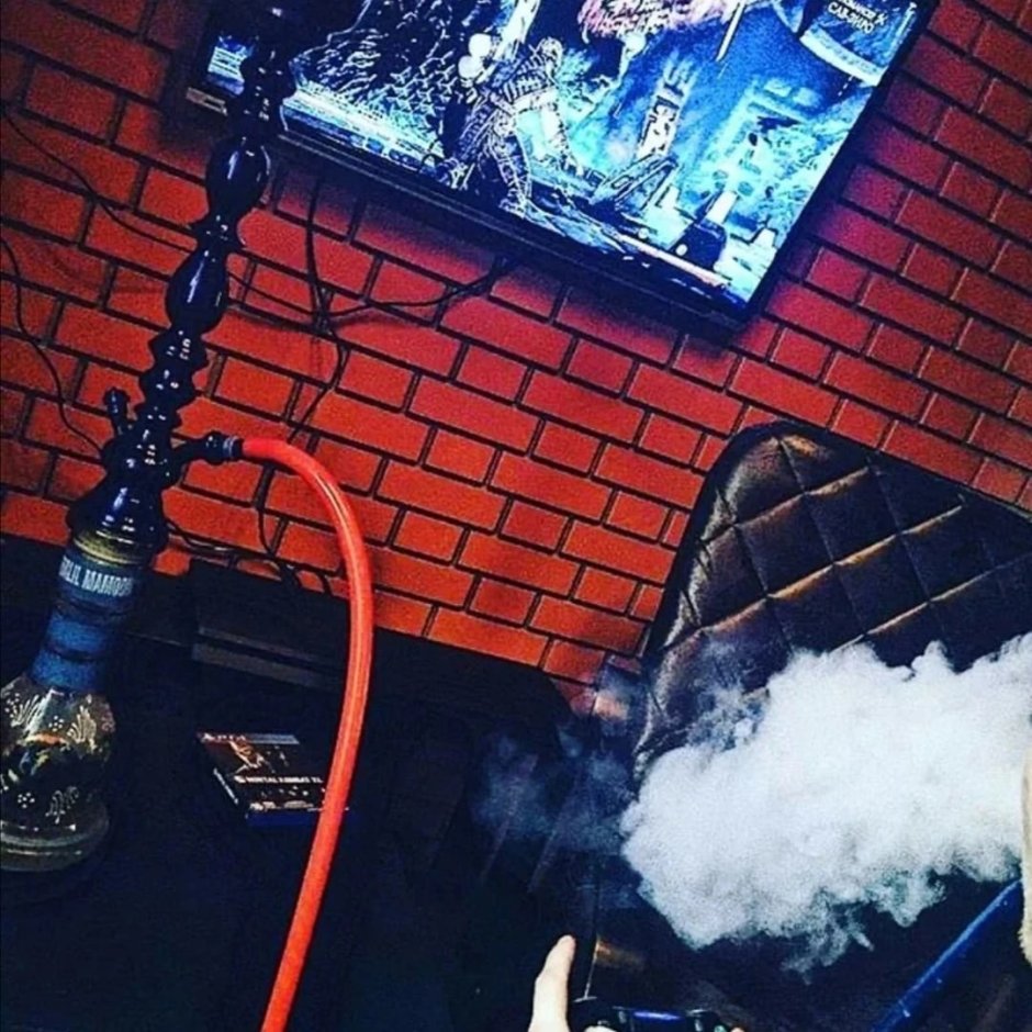 Парень в кальянной