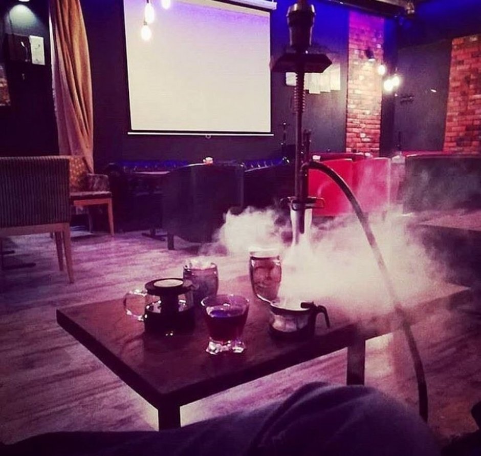 Девочки в кальянной