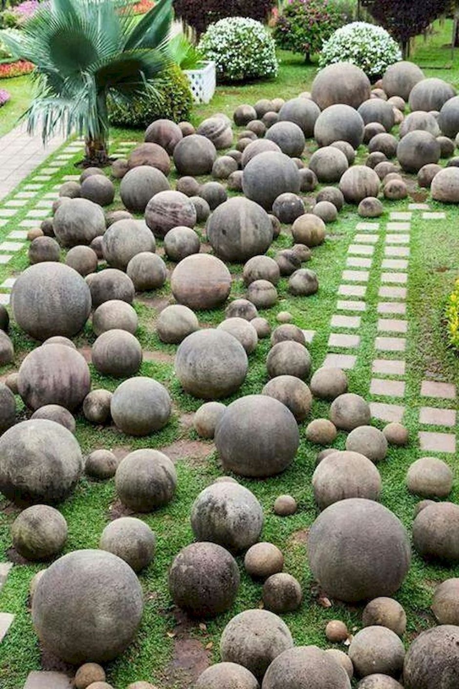 Каменные шары в ландшафте