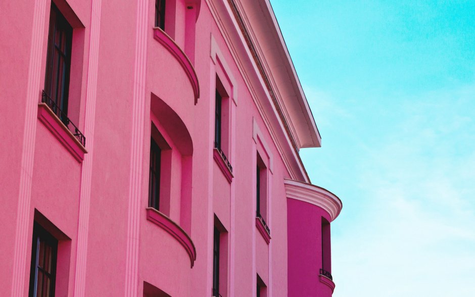 Здания розового цвета