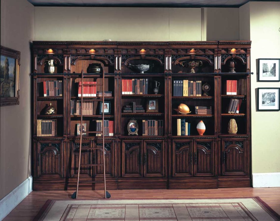 Старинный книжный стеллаж