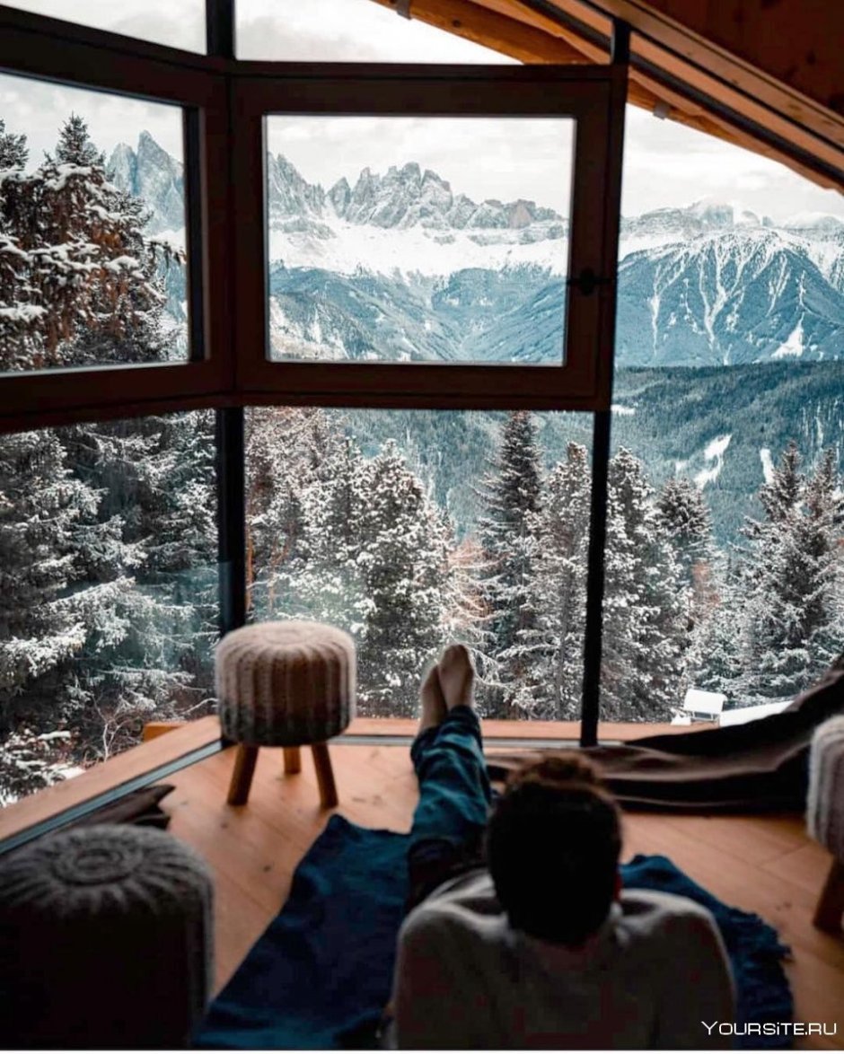 Домик в горах с панорамными окнами