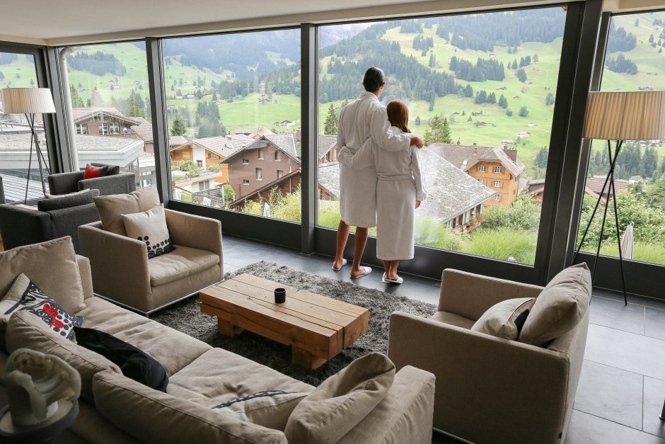 Домик в горах Швейцарии с панорамными окнами
