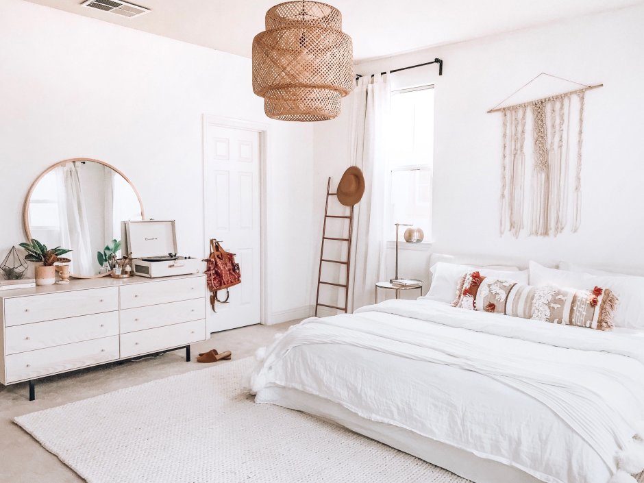 Небольшая белая спальня с деревянным декором