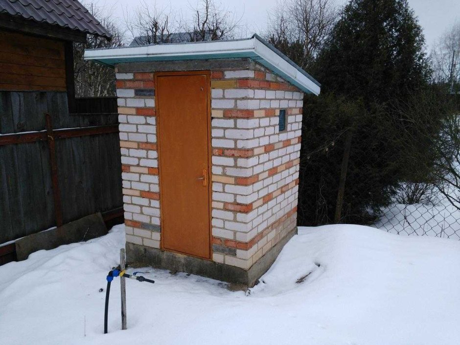Кирпичный уличный туалет