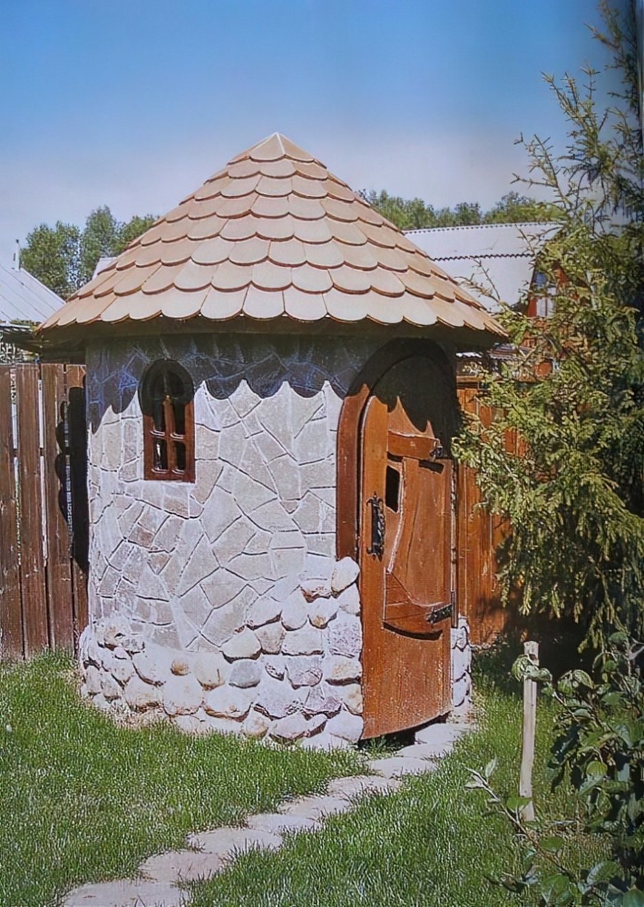 Уличный туалет из камня