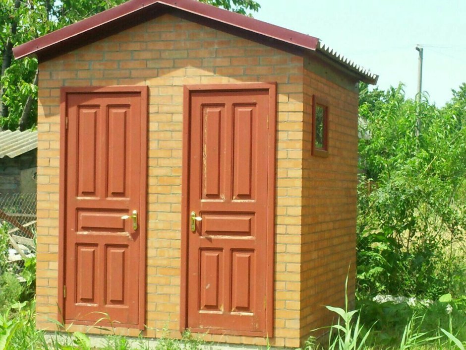 Кирпичный уличный туалет