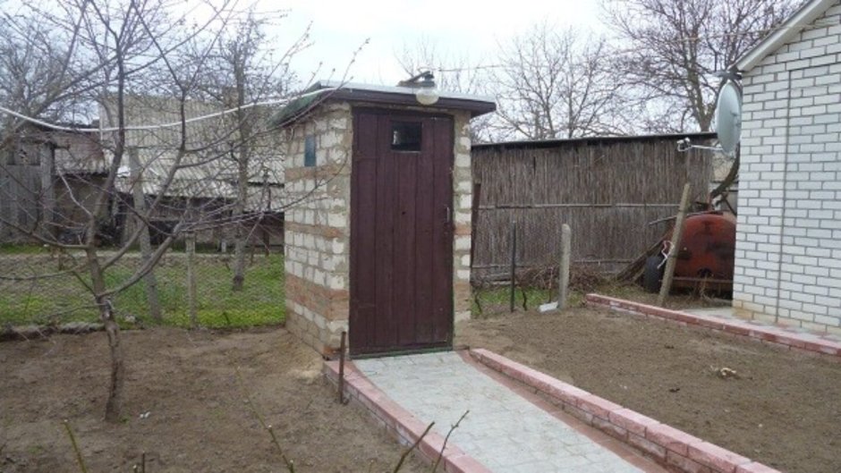 Кирпичный уличный туалет
