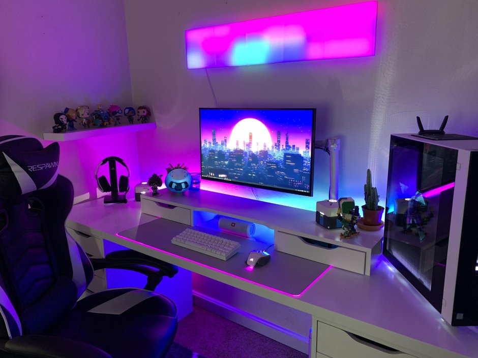 Компьютерный стол с неоновой подсветкой